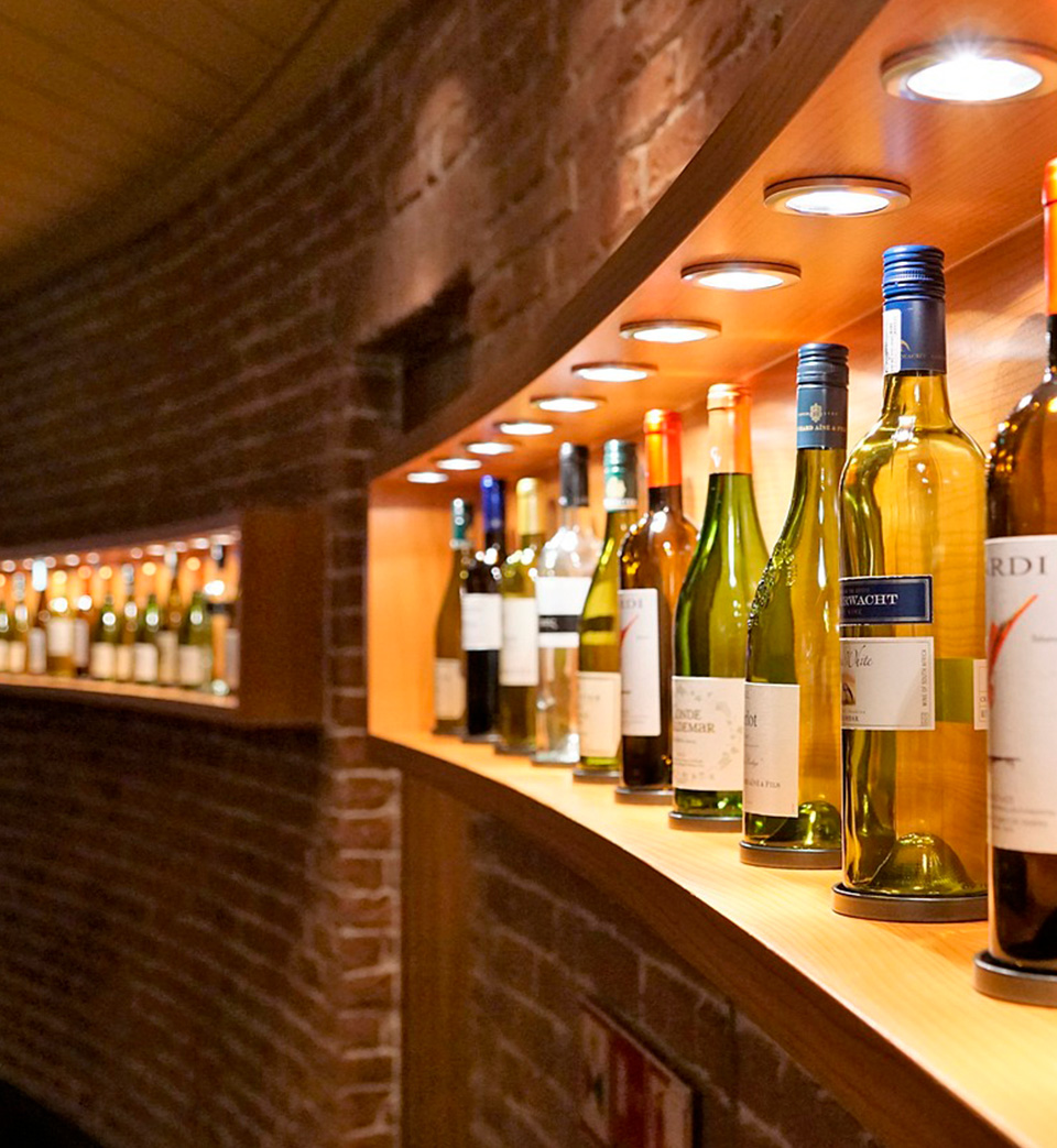 Imagen La mejor seleccion de vinos online - vista de bodega con seleccion de vinos